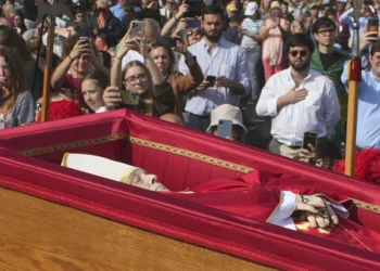 Quase 50 mil pessoas já prestaram homenagem ao Papa desde quarta-feira