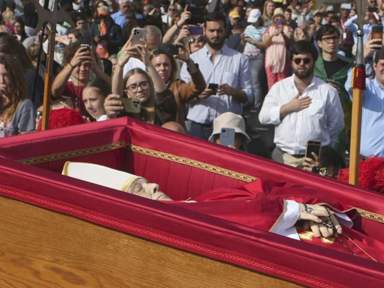 Quase 50 mil pessoas já prestaram homenagem ao Papa desde quarta-feira