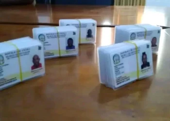 Munícipes da Banga recebem bilhetes à porta de casa