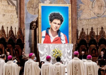 Vaticano suspende canonização de  Carlo Acutis após morte do Santo Padre