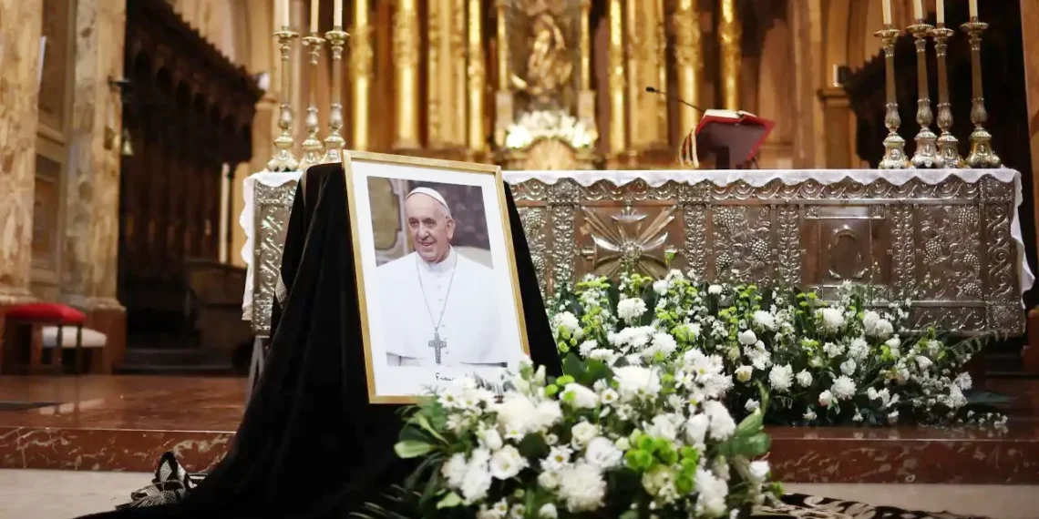 Mundo chora morte de Francisco