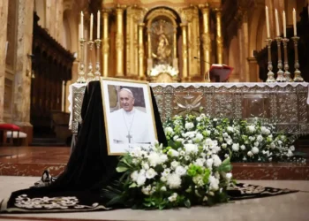 Mundo chora morte de Francisco