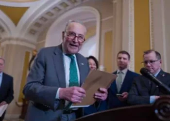 Senadores republicanos apoiam democratas em lei que limita poder de trump