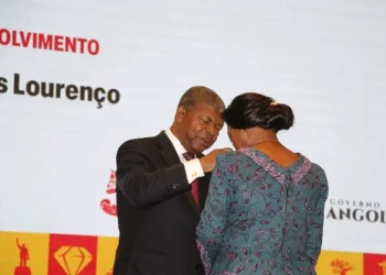 PR condecora 247 personalidades distintas em homenagem aos 50 anos de Independência Nacional