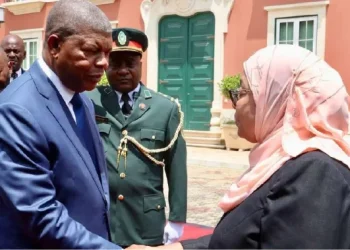 Presidente da Tanzânia termina visita de Estado a Angola com reforço das relações bilaterais