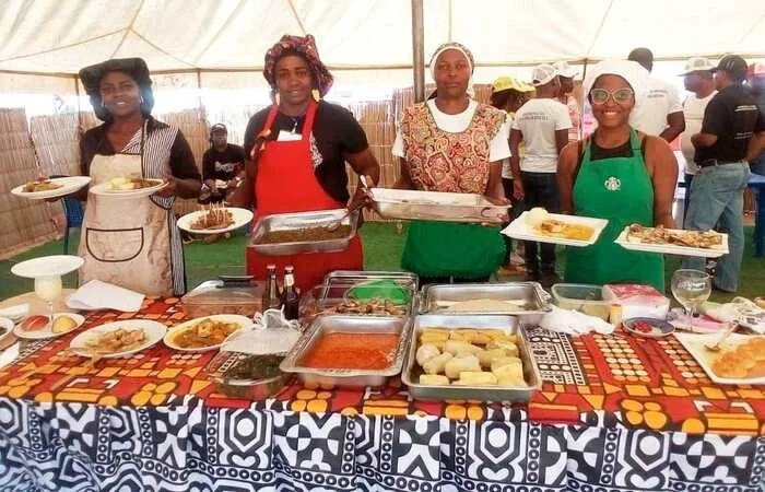 Feira de gastronomia leva estudantes a aprenderem sobre diversidade cultural e pratos típicos de Angola