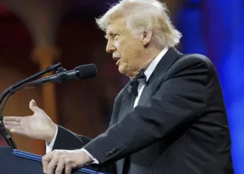Trump vê cancelamento das sanções  anti-russas como benéfico para EUA  e paz na Ucrânia, diz mídia