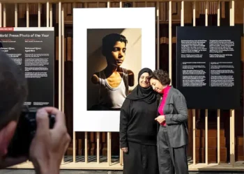 Guerra de Gaza na fotografia do ano  do World Press Photo com menino mutilado