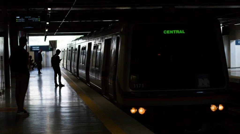 Apagão na Europa deixa centenas de pessoas presas nas carruagens do metro em Lisboa