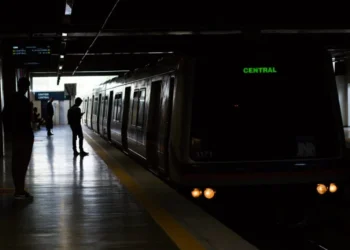 Apagão na Europa deixa centenas de pessoas presas nas carruagens do metro em Lisboa
