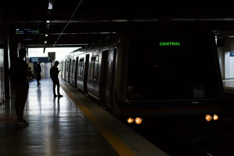 Apagão na Europa deixa centenas de pessoas presas nas carruagens do metro em Lisboa
