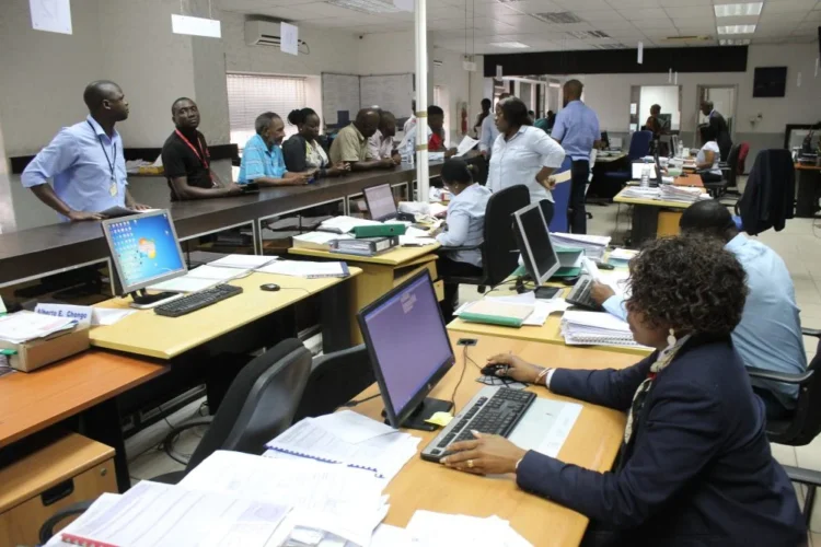 Acrescida uma hora e meia de trabalho na função pública