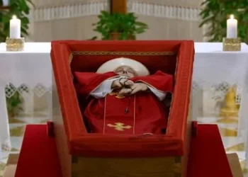 Vaticano divulga  primeiras imagens  do velório do Papa,  em caixão aberto