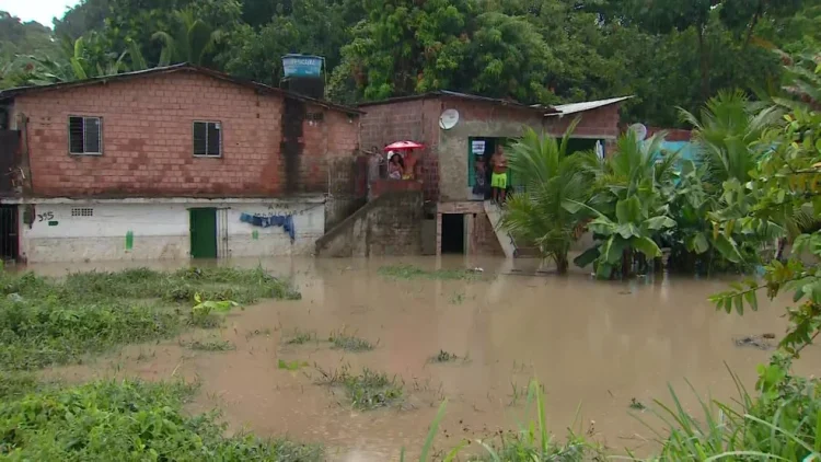 Chuva em Luanda destrói mais de duas mil residências