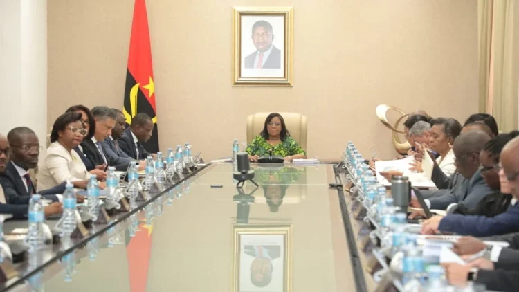 Comissão para Política Social reunida em Luanda