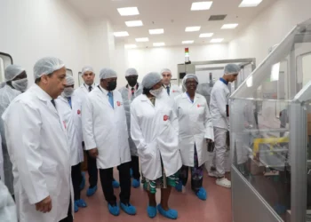 João Lourenço visita cidade farmacêutica do Cairo