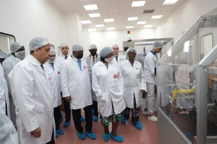 João Lourenço visita cidade farmacêutica do Cairo