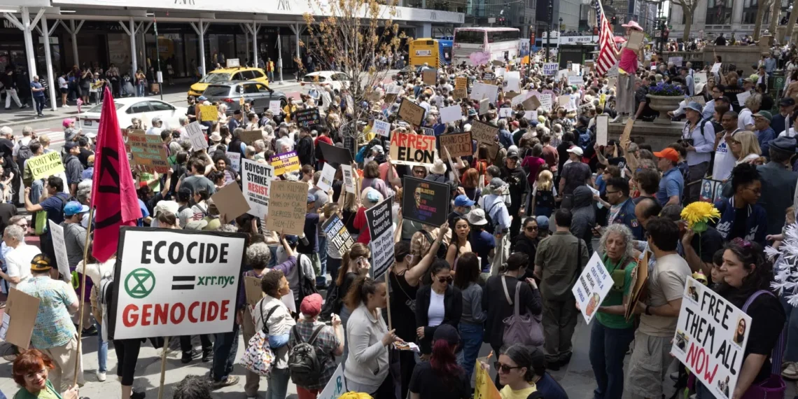 Milhares de pessoas saíram à rua, em Nova  Iorque, em protesto anti-Trump