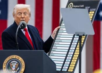 Trump muda estratégia tarifária após conversa