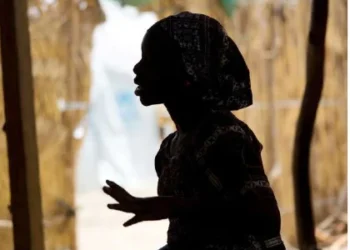 Pai convida o irmão para juntos abusarem sexualmente da filha de 12 anos