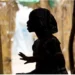 Pai convida o irmão para juntos abusarem sexualmente da filha de 12 anos