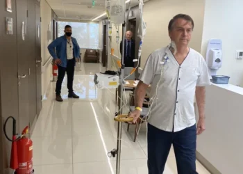 Bolsonaro recebe alta  hospitalar após três  semanas internado