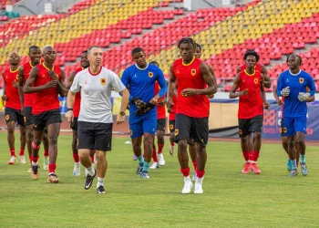 Palancas Negras trabalham à porta fechada no Estádio 11 de Novembro