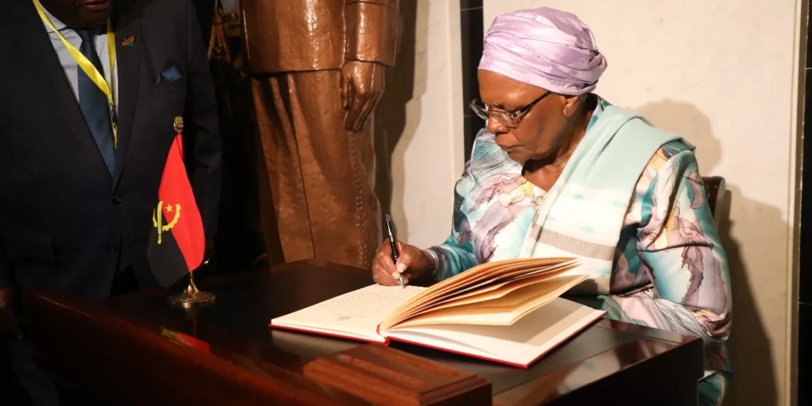 Presidente Namibiana rende homenagem a Agostinho Neto