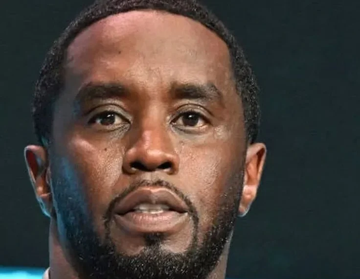 Sean “Diddy” Combs senta-se no banco dos réus e arrisca condenação a prisão perpétua