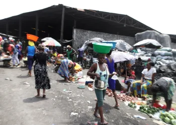 Quando o mundo cabe na praça do Kikolo: a globalização vista de baixo