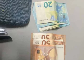 Funcionários do aeroporto detidos por furto de oito mil euros da pasta de passageiro