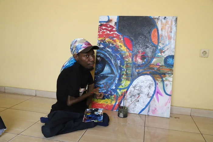 VOPSI MOMA: Um artista plástico de “mãos cheias” que pinta sonhos e emoções em telas coloridas