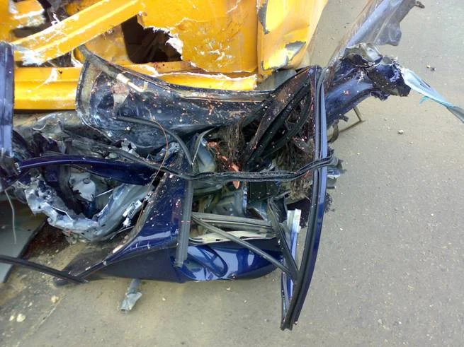 Colisão entre motorizada de três rodas e carrinha provoca cinco mortes e sete feridos graves