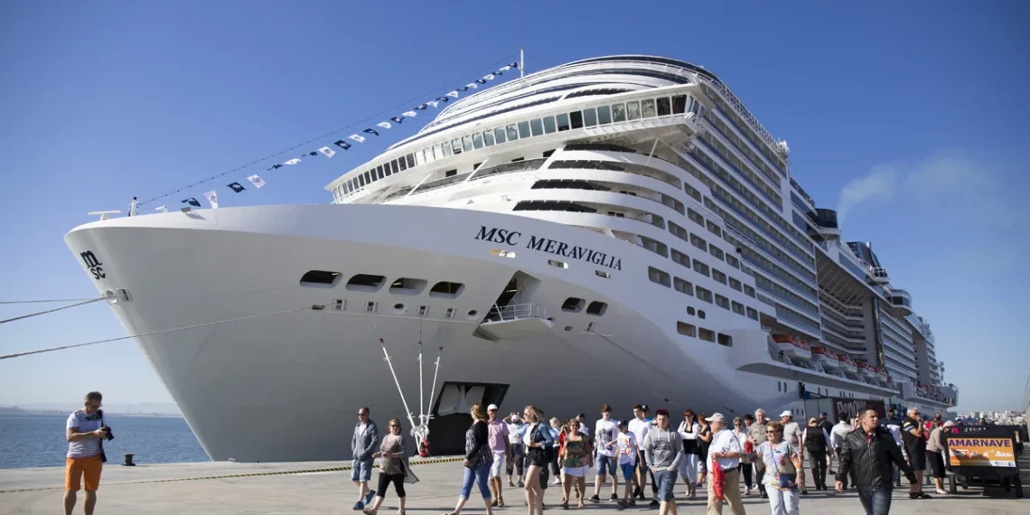 Navio cruzeiro atraca em Luanda com mil e 806 turistas