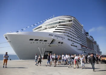 Navio cruzeiro atraca em Luanda com mil e 806 turistas