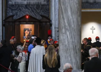 Túmulo de Francisco eleva basílica  a novo destino turístico de Roma
