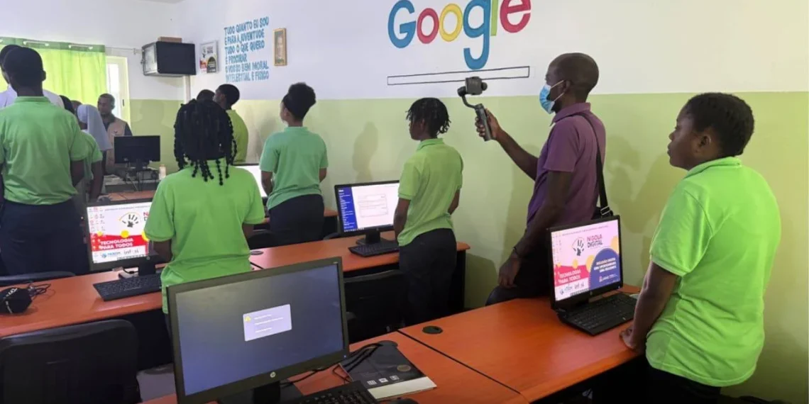 MINTCS inaugura sala de informática no Bengo