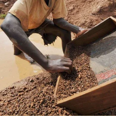 Detidos mais de 20 indivíduos por exploração ilícita de minerais no Uíge