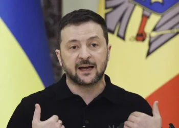 Zelensky propõe reunião trilateral com Trump e Putin