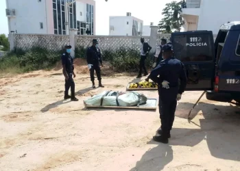 Polícia Nacional resgata cadáver na orla marítima