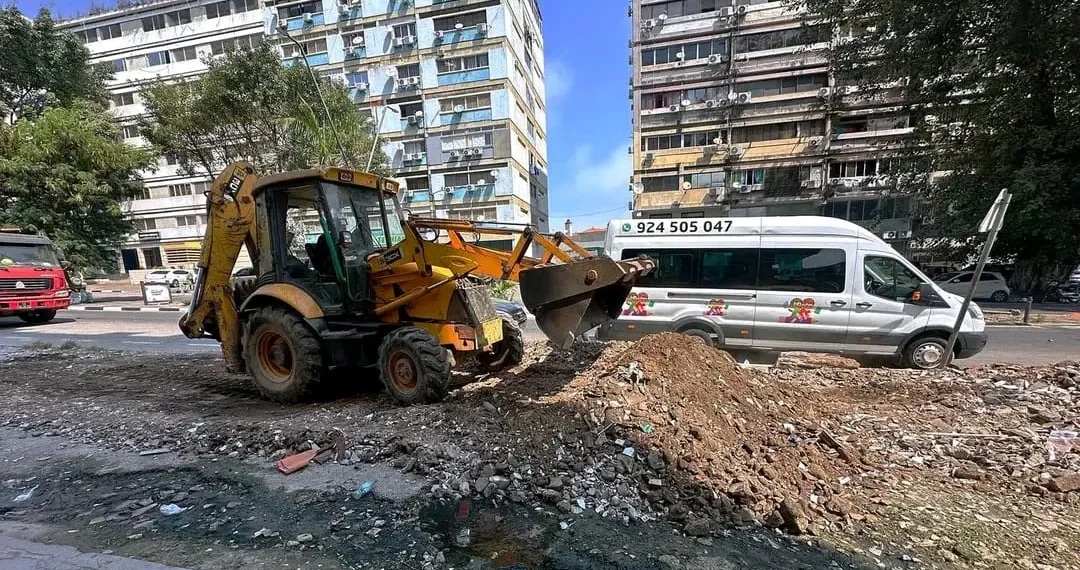 Administração da Maianga efectua remoção de entulhos na rua António Barroso/ Ferraz Bomboco