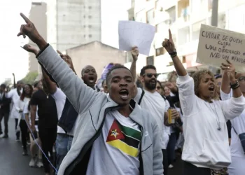 Governo reúne-se com médicos do hospital de Maputo para travar greve