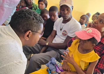 Criança que nasceu sem os olhos no Mussulo clama por apoio