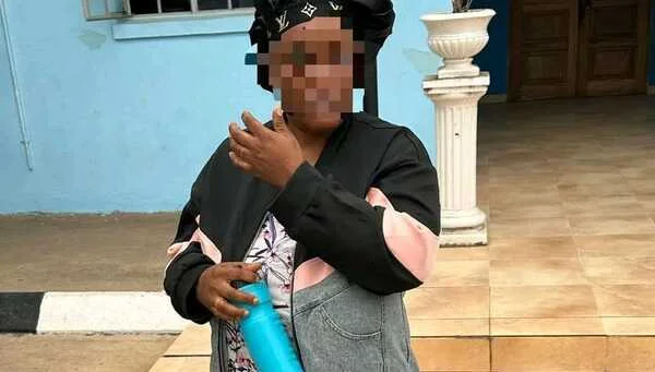 Mulher detida por maus-tratos a filha adoptiva com queimaduras e hematomas