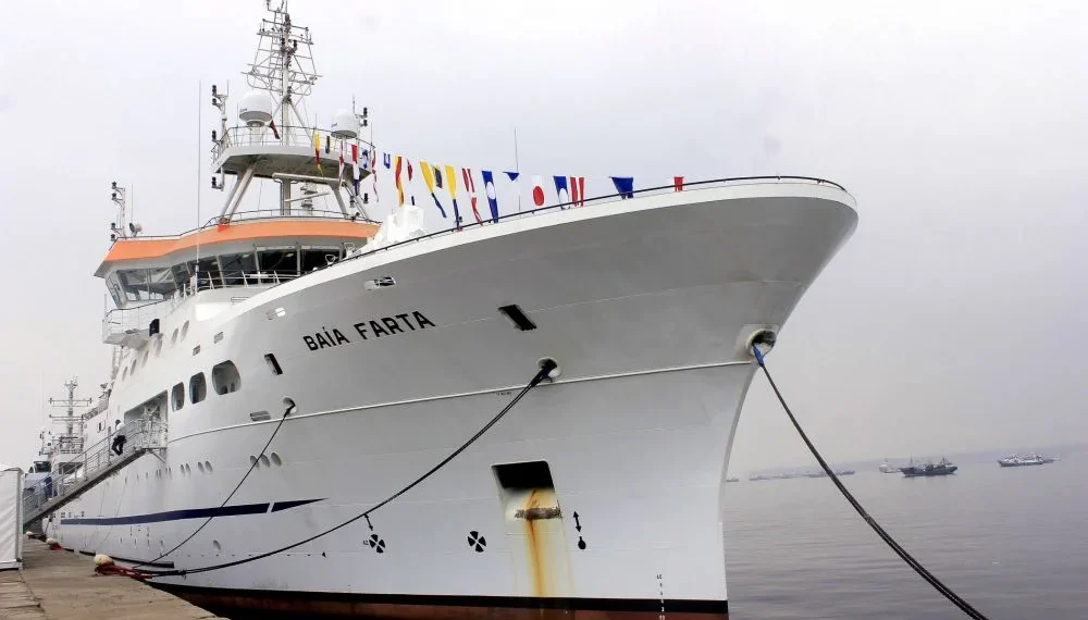 Navio Baía Farta atraca no Porto Lympia em França