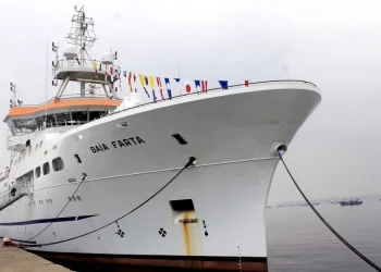 Navio Baía Farta atraca no Porto Lympia em França