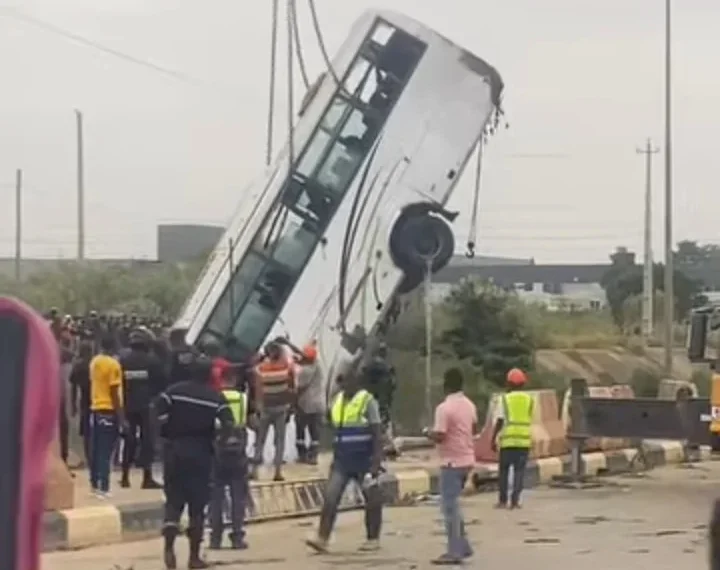 Autocarro com passageiros despista e cai na bacia de retenção da Estrada de Catete