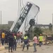 Autocarro com passageiros despista e cai na bacia de retenção da Estrada de Catete