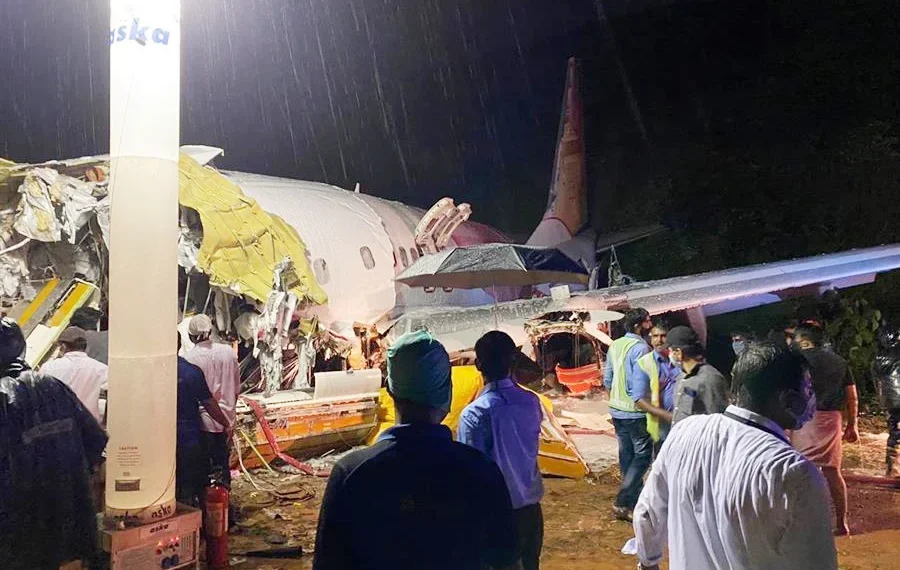 Avião com cerca de 240 pessoas despenha-se na Índia