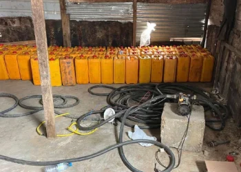 Descoberto estaleiro de contrabando disfarçado numa antiga bomba de combustível